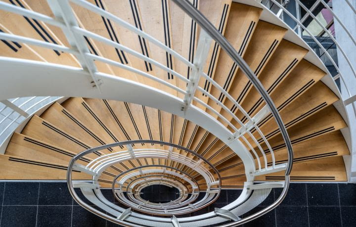 Un ascenseur manuel pour désencombrer les cages d’escaliers