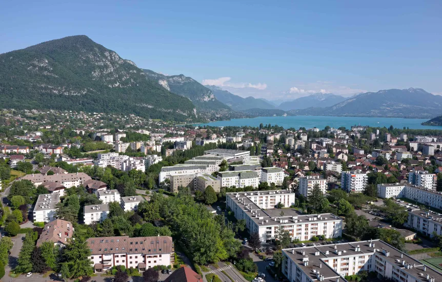 Annecy-le-Vieux au sein d'un parc verdoyant
