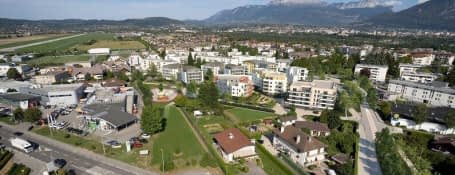 Annecy-Meythet au sein d'un parc verdoyant