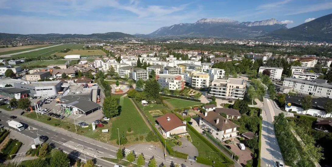 Annecy-Meythet au sein d'un parc verdoyant