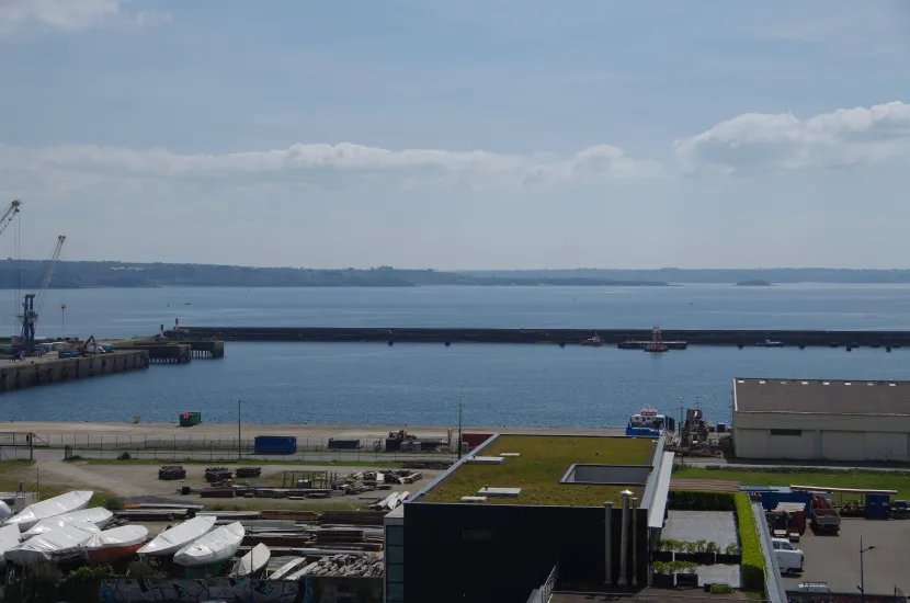Brest vues imprenables sur le port de commerce et la rade