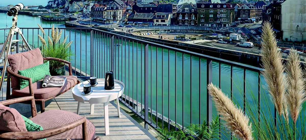 Dieppe vue chenal au pied du port de plaisance